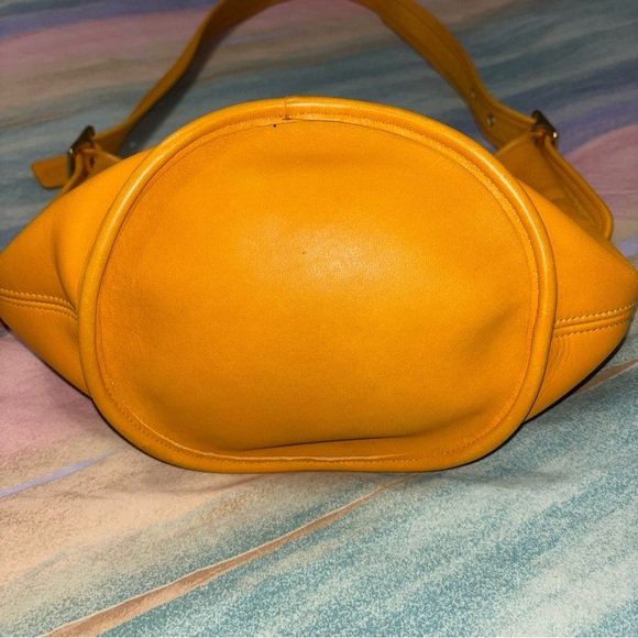 VINTAGE COACH DUFFLE SAC BUCKET SOULDER BAG PURSE Yellow Leather #9953 - Picture 4 of 13